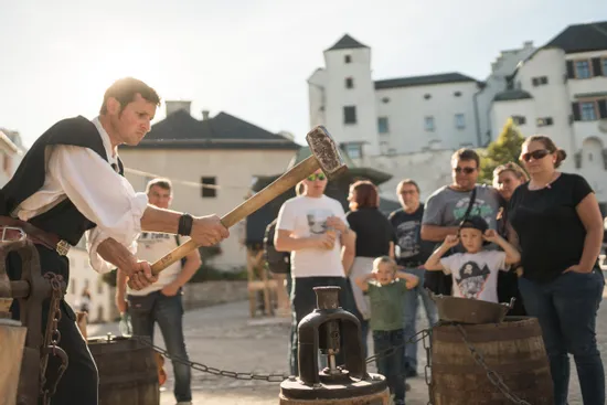 Handwerker mit Besucher beim Mittelalterfest